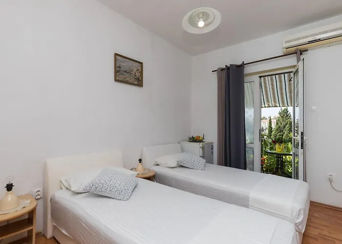 Bradas- Twin With Shared Bathroom No4 *