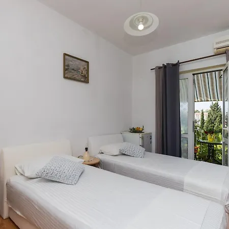 Bradas- Twin With Shared Bathroom No4 *