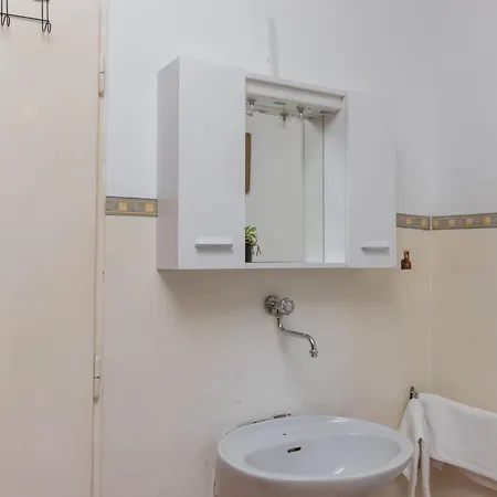 Bradas- Twin With Shared Bathroom No4 Appartement *
